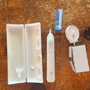 Oral-B White Electric Toothbrush Set